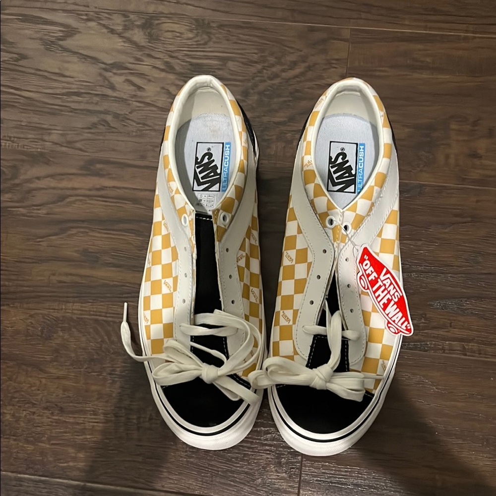 Vans Black and Yellow Sneakers Low-Top Style - Picture 4 of 5